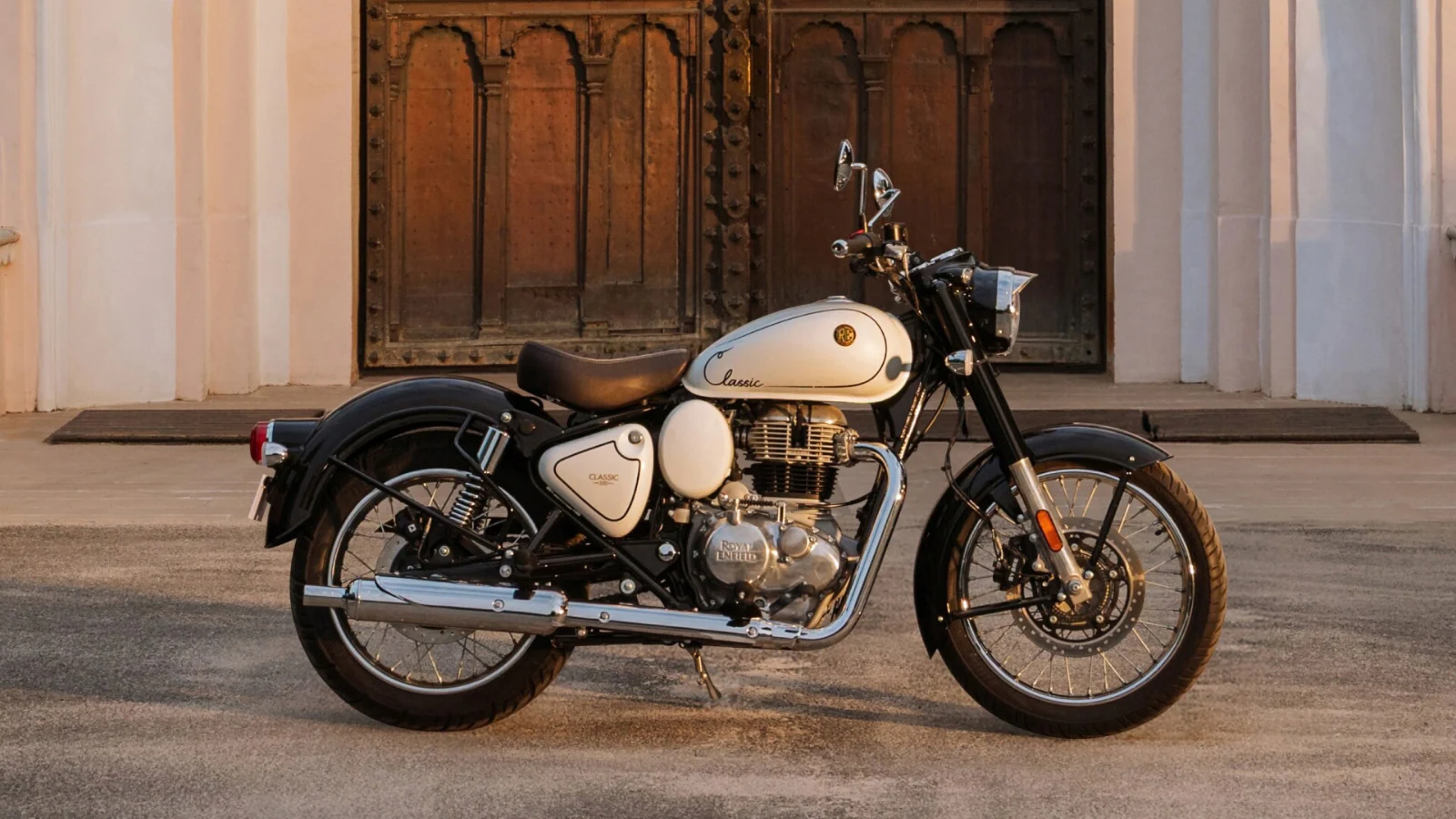 Royal Enfield Classic 350 motorcycle available for rent in Manali
